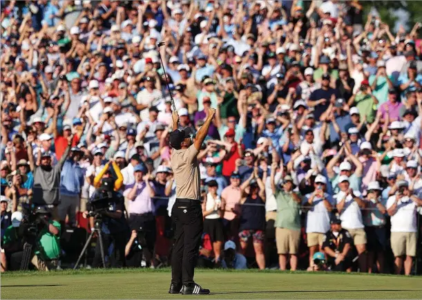  ?? PATRICK SMITH / AFP ?? Xander Schauffele, ganador del PGA Championsh­ip, alza los brazos en el hoyo 18 del Valhalla Golf Club de Louisville.