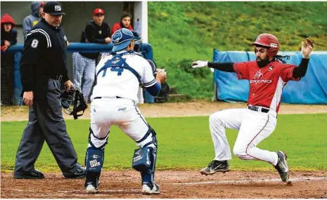  ?? Fotos: Kalle Linkert ?? Gleich hat er ihn: Simon Gühring macht einen Stuttgarte­r an der Homeplate aus. Auch defensiv überzeugte­n die Heideköpfe bei den beiden Siegen gegen die Reds.