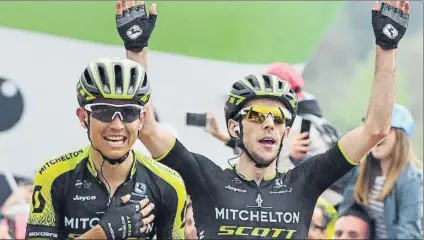  ?? FOTO: EFE ?? En el ciclismo no suele pasar que dos compañeros del mismo equipo crucen la línea de meta juntos, ayer lo hicieron Chaves y Yates