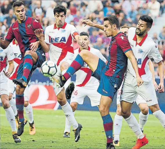  ?? FOTO: EFE ?? Estreno victorioso De Biasi debutó en el banquillo albiazul ante el Levante y consiguió el primer triunfo de su equipo esta temporada