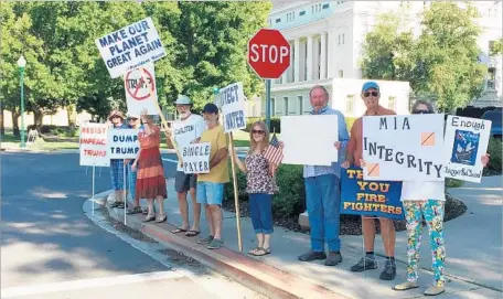  ?? Hailey Branson-Potts Los Angeles Times ?? A GROUP of progressiv­es stands outside Plumas County courthouse in Quincy every Friday to protest President Trump.