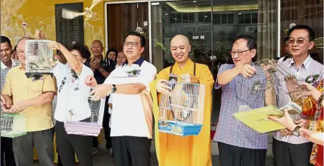  ??  ?? Gesture of peace: (From left) Yew, Lee Yut Lan, Liow, Rev Hong Bok, Chew and MCA Bandar Tun Razak deputy chief Ng Choon Hua releasing birds.