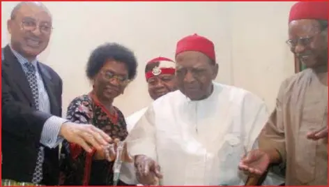  ?? kolawole alli ?? R-L: Former Commonweal­th Secretary General, Chief Emeka Anyaoku; professor of law and constituti­onal expert, Prof. Ben Nwabueze; wife of the former Attorney General of the Federation and Minister of Justice, Mrs. Abimbola Akinjide; and Prof. Pat Utomi,...
