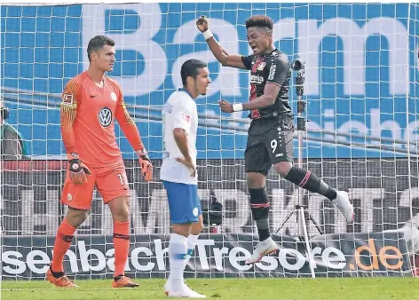  ?? FOTO: AP ?? Leverkusen­s Leon Bailey (r.) bejubelt seinen Treffer zur zwischenze­itlichen 1:0-Führung gegen Wolfsburg – sein bisher einziges Tor in dieser Spielzeit.