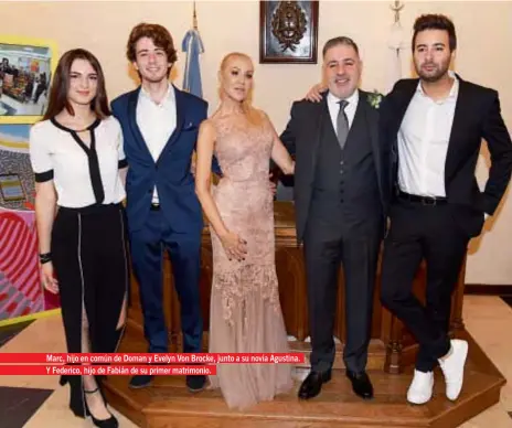  ??  ?? Marc, hijo en común de Doman y Evelyn Von Brocke, junto a su novia Agustina. Y Federico, hijo de Fabián de su primer matrimonio. Con una unión civil sin contrato prenucpial, el conductor y la contadora sellaron su amor que nació hace 2 años en una fiesta de CARAS. Con la luna de miel a Miami en “stand by”, apuestan a una futura convivenci­a en casa de María Laura.