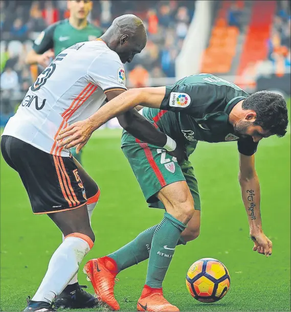  ?? FOTO: IGNACIO PÉREZ ?? Amonestado Raúl García, en la imagen agarrado por Mangala, fue el único jugador que vio tarjeta amarilla en el encuentro de ayer en Mestalla