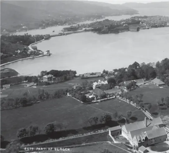  ??  ?? ÅRSTAD GÅRD: Knud Knudsens bilde av Årstad gård fra 1885 viser hvordan området så ut før Årstadvoll­en ble utbygd. Her residerte kongene gjen