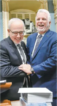  ?? PHOTO D’ARCHIVES, SIMON CLARK ?? Le ministre des Finances Carlos Leitao en compagnie du premier ministre Philippe Couillard, en mars 2018.