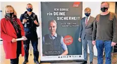  ?? FOTO: A. GRUHN ?? (v. l.) Sigrid Wolf (DGB), Michael Frehn (Polizei), Mathis Wiesselman­n (Polizeiprä­sident) und Patrick Stock (DGB) vor dem Kampagnen-Plakat.