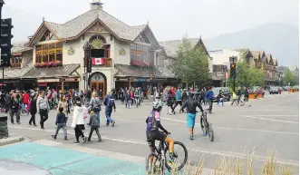  ?? MAUREEN MCEWAN ?? Being close to a major city contribute­s to crowds visiting Banff and Jasper.