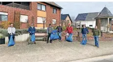  ?? FOTO: GEMEINDE ?? In kleinen Gruppen trafen sich die Rommerskir­chener, um am Samstag Straßen und Wege vom Müll zu befreien.