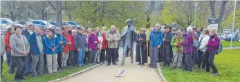  ?? FOTO: PM ?? Die gutgelaunt­e Pilgerscha­r bei dem von Pro-Lebensqual­ität vor der Beuroner Klosterkir­che aufgestell­ten und mitfinanzi­erten Jakobspilg­er.