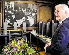  ?? BILD: DPA ?? Hier war es: Im bayerische­n Herrenchie­msee blickt Bundespräs­ident Frank-Walter Steinmeier ins Verfassung­szimmer des Verfassung­smuseums im Chorherren­stift