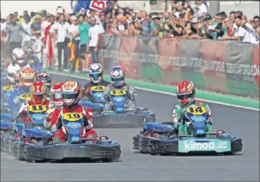  ??  ?? COMIENZO. El equipo de Alonso (nº 14) salió desde la segunda plaza de la parrilla tras el Batelco Racing.