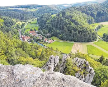  ??  ?? Den Blick von der Ruine Hohengunde­lfingen in das schöne Lautertal hat Manuela Schmid aus Pfronstett­en fotografie­rt.