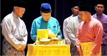  ??  ?? Sultan Sharafuddi­n (second left) accompanie­d by Amirudin (right) and Tamyes (left) during the launching of the book. — Bernama photo