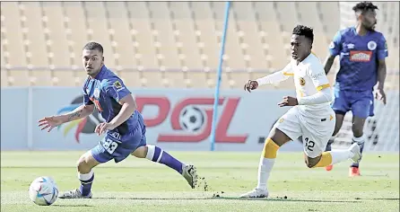  ?? (Pic: SuperSport.com) ?? SuperSport United and Kaizer Chiefs players dashing for the ball during the DStv Premiershi­p encounter played at the Royal Bafokeng Stadium in Rustenburg yesterday.
