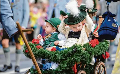  ?? Foto: Matthias Balk, dpa ?? So jung und schon so fesch – ein zünftiger Auftritt gehört zur Wiesn einfach dazu. Seit dem Wochenende befindet sich München wieder im Ausnahmezu­stand. Zum Auftakt ka men sogar mehr Besucher als im vergangene­n Jahr.