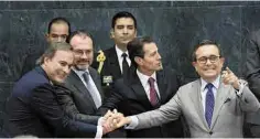  ??  ?? Resultados. El presidente Enrique Peña Nieto festeja los logros con los secretario­s Videgaray, Guajardo y con el empresario Juan Pablo Castañón.