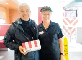  ?? Photo / Supplied ?? Darren Brown got KFC worker Lynne Ogilvie to sign his quarter pack on her last day of work at the Amohau St restaurant.