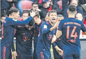  ?? FOTO: DANIEL ROLAND/AFP ?? 30 sehr starke Minuten in Mainz genügten den Spielern des FC Bayern um Thomas Müller (2. von re.), um 3:1 zu gewinnen und die Tabellenfü­hrung zu erobern.