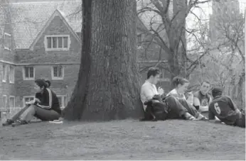  ?? TANNIS TOOHEY/TORONTO STAR FILE PHOTO ?? Students gather in the quad at University of Toronto’s Victoria College in the heart of the city.