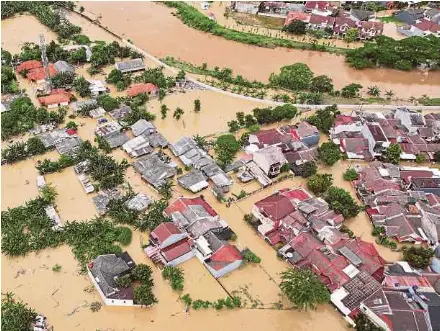  ?? (Foto REUTERS) ?? Kawasan kediaman ditelengga­mi air selepas hujan lebat melanda Bekasi, Indonesia, kelmarin.