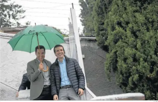  ?? C. GIL ?? Los presidente­s del PP andaluz, Juanma Moreno, y nacional, Pablo Casado, en una visita de este último a Andalucía.