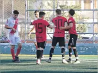  ?? HENRY LAPO / EXPRESO ?? Contraste. Los canadiense­s festejan ante la tristeza del peruano Alaín Díaz (11).