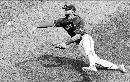  ?? NAM Y. HUH
THE ASSOCIATED PRESS ?? Toronto Blue Jays second baseman Lourdes Gurriel Jr. throws out Chicago White Sox hitter Omar Narvaez at first during the fifth inning Sunday.