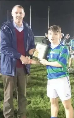  ??  ?? NorthWickl­ow Gaels captain Luke Dorgan receiving the trophy from Martin Fitzgerald.