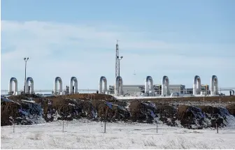  ?? REUTERS FILE ?? A TC Energy pump station sits behind mounds of dirt from the Keystone XL crude oil pipeline as it lies idle near Oyen, Alta. on Feb. 1. The contentiou­s pipeline project was officially cancelled Wednesday.