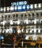  ??  ?? Fotos: Solcher Hinter den oft glamouröse­n Fassaden wie dem Hotel Splendid hat Cannes auch andere Seiten. Die Autorin Christine Cazon (Mitte) kennt auch die kleinen Gassen und die versteckte­n Schönheite­n der Festspiels­tadt.