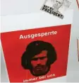  ?? Foto: Eisele ?? Pro Breitner, Contra Hoeneß: Bei der Jahreshaup­tversammlu­ng des FC Bayern waren diese Sticker zu sehen.