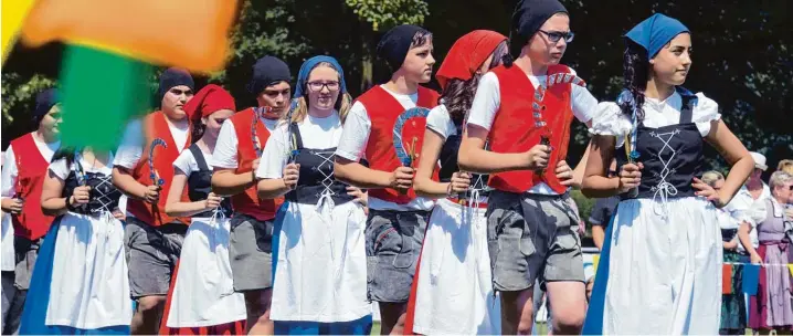  ?? Foto: Bernhard Weizenegge­r ?? Der traditione­lle Schnitterr­eigen stellte auch am gestrigen Sonntag den Höhepunkt der Kinderfest­spiele am 201. Leipheimer Kinderfest dar. In einer vereinfach­ten Tracht und mit einer symbolisie­rten Sichel erinnerten die Mädchen und Buben an das Ende der...