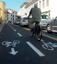  ??  ?? Centro storico La pista ciclabile di contra’ Vittorio Veneto inaugurata nell’agosto 2016