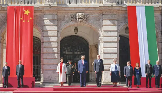  ?? XIE HUANCHI / XINHUA ?? President Xi Jinping and his wife, Peng Liyuan, attend a welcoming ceremony jointly hosted by Hungarian President Tamas Sulyok and Hungarian Prime Minister Viktor Orban in Budapest, Hungary on Thursday.