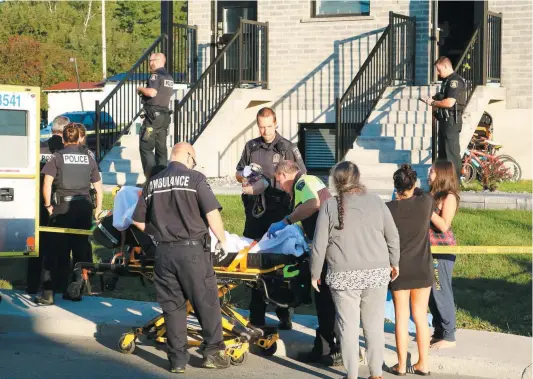  ?? PHOTO AGENCE QMI, MARC VALLIÈRES ?? La victime, qui aurait été poignardée par son ex-conjoint avec un couteau, hier matin, dans le quartier Saint-émile, à Québec, a été transporté­e à l’hôpital, où l’on ne craint pas pour sa vie. Le suspect a été appréhendé après une brève cavale.