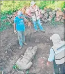  ?? ?? Momento del descubrimi­ento en la zona arqueológi­ca de Oxkintok, en Yucatán, en una imagen que dio a conocer el INAH en la conferenci­a de ayer del presidente López Obrador