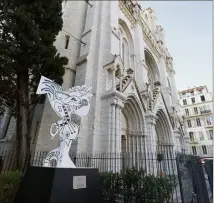  ?? (Photo d’archives Sébastien Botella) ?? Comme en 2021, la cérémonie en hommage aux trois victimes de l’attentat de Notre-Dame se déroulera en la basilique, avec une messe, après un dépôt de gerbes et de roses blanches au pied de la Colombe de la Paix de Théo Tobiasse.