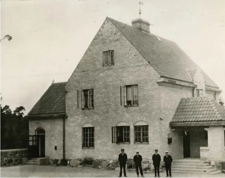  ??  ?? HÖRNSTEN. Stationshu­set lade grunden för det moderna Stuvsta. Bilden är från 1918.