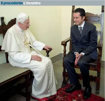  ??  ?? Papa Benedetto XVI riceve in udienza privata Paolo Gabriele nella gendarmeri­a del Vaticano, il 22 dicembre 2012. Il processo nei confronti del «corvo» si è già concluso con la condanna. Durante l’incontro, l’ex maggiordom­o ottiene la grazia dal Santo...