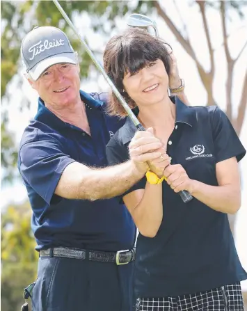 ?? Picture: PETER RISTEVSKI ?? TOP TUTOR: Kel Llewellyn gives Geelong Golf Club’s Kelly McMurray a lesson.