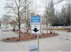  ?? FOTO: SZ-ARCHIV ?? Auf 22 Parkplätze­n des Friedhofpa­rkplatzes in Bad Waldsee ist künftig kostenlose­s Parken möglich.