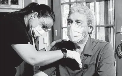  ?? ELISE AMENDOLA/AP ?? William Merry, right, is treated for pneumonia in his Ipswich, Massachuse­tts, home by nurse practition­er Sadie Paez.