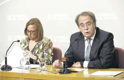  ?? GOBIERNO DE ARAGÓN ?? La portavoz del Gobierno de Aragón, Mayte Pérez, y el consejero de Hacienda, Carlos Pérez Anadón, ayer en Zaragoza.