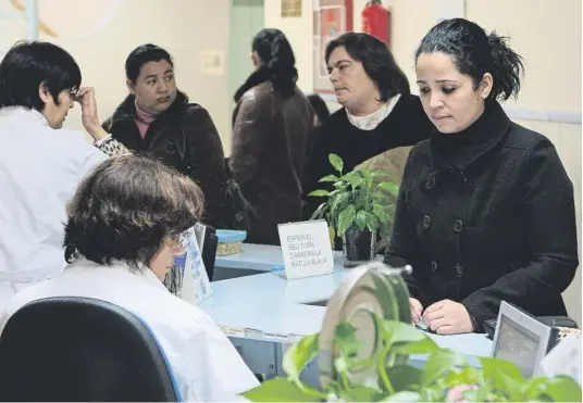  ?? AGUSTÍ ENSESA ?? Para el Govern de la Generalita­t, la atención primaria es la estructura motora del desarrollo del sistema sanitario en el territorio. En la imagen, profesiona­les y usuarios en un centro de salud de Girona