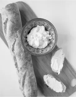  ?? Gwendolyn Richards/ Postmedia News ?? Enjoy homemade ricotta with a toasted baguette.