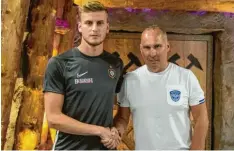  ?? Foto: Ronny Graßer/FC Erzgebirge Aue ?? Der Immendorfe­r Christoph Daferner (links) freut sich auf Zweitligis­t Erzgebirge Aue mit Präsident Helge Leonhardt (rechts).