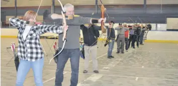  ?? —photo Francis Racine ?? Ne soyez pas surpris si vous apercevez plusieurs flèches dans l’aréna Jean-Marc Lalonde. Les membres du club de tir à l’arc Rockland Field Archers pratiquent dans l’aréna chaque jeudi soir, de 18 h 30 à 20 h 30.